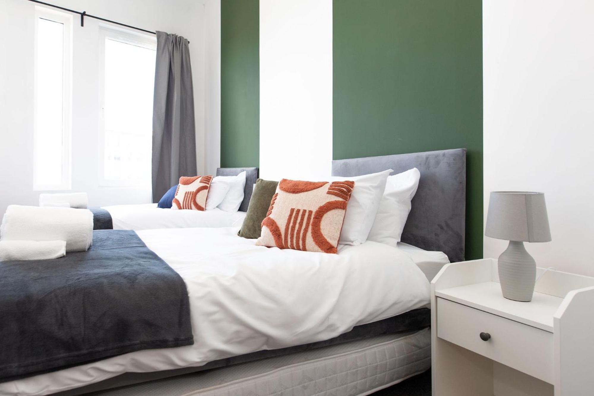 The Kingsway- 2 Bedroom Central Swansea Apartments By Stayright エクステリア 写真